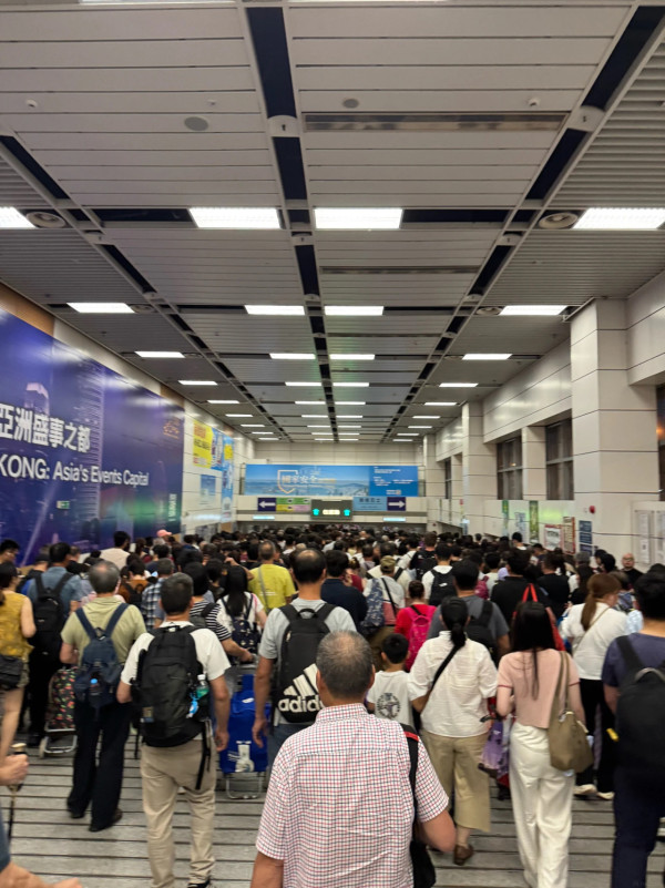 深圳湾口岸大爆满！排队1.5小时才过关 港人崩溃自嘲：玩到最后1秒的代价