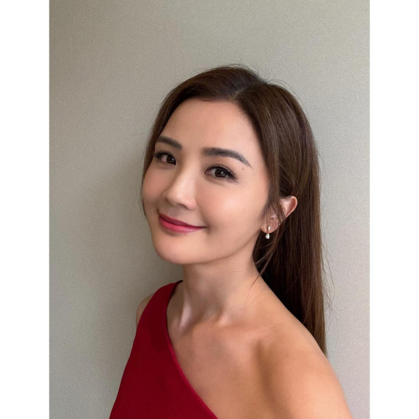 阿Sa蔡卓妍婚後一刀剪短髮引爆懷孕傳聞！老公Elvis一句放閃留言耐人尋味