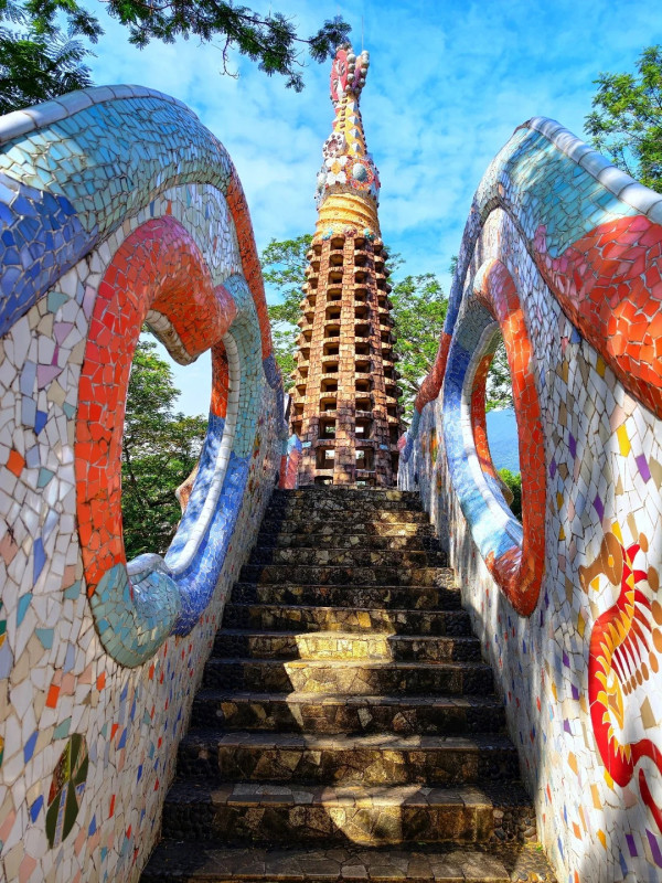深圳鹽田區「小巴塞隆拿」海山公園免費入場！ 4大西班牙風打卡位：彩色波浪長椅、蠟筆小新同款大蜥蜴 