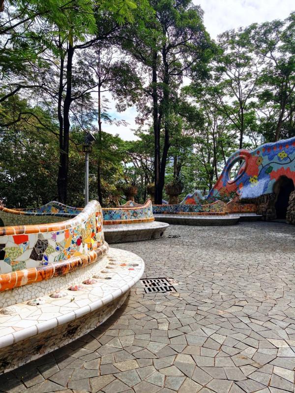 深圳鹽田區「小巴塞隆拿」海山公園免費入場！ 4大西班牙風打卡位：彩色波浪長椅、蠟筆小新同款大蜥蜴 