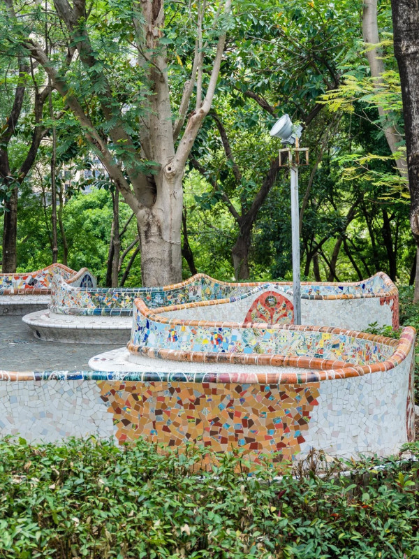 深圳鹽田區「小巴塞隆拿」海山公園免費入場！ 4大西班牙風打卡位：彩色波浪長椅、蠟筆小新同款大蜥蜴 