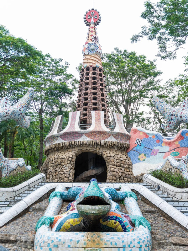 深圳鹽田區「小巴塞隆拿」海山公園免費入場！ 4大西班牙風打卡位：彩色波浪長椅、蠟筆小新同款大蜥蜴 