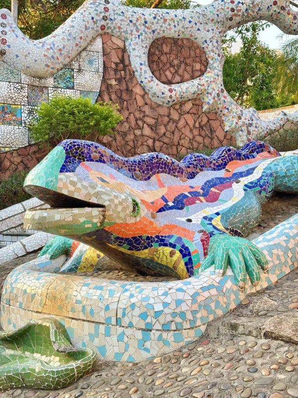 深圳鹽田區「小巴塞隆拿」海山公園免費入場！ 4大西班牙風打卡位：彩色波浪長椅、蠟筆小新同款大蜥蜴 