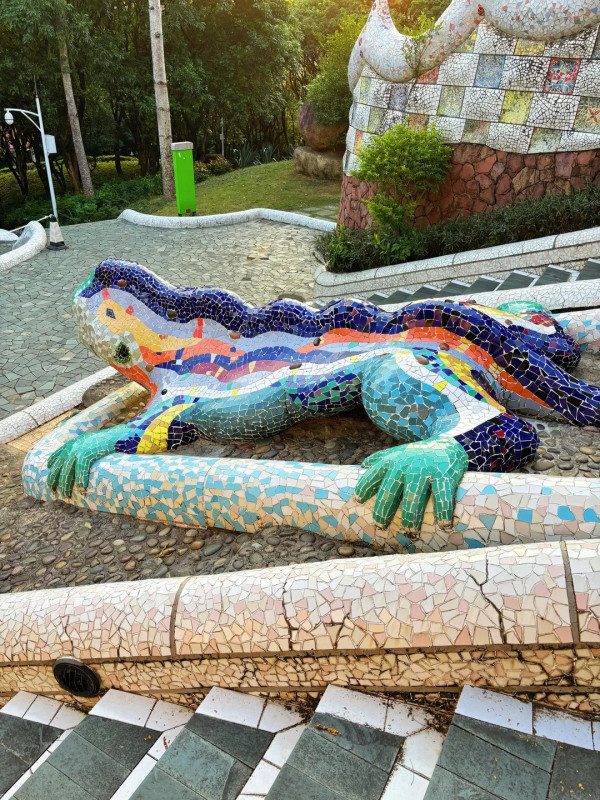 深圳鹽田區「小巴塞隆拿」海山公園免費入場！ 4大西班牙風打卡位：彩色波浪長椅、蠟筆小新同款大蜥蜴 