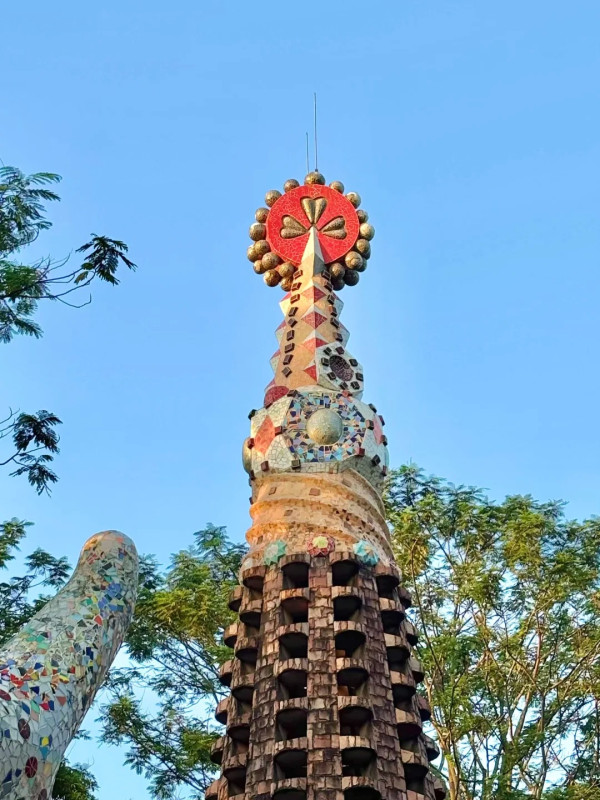 深圳鹽田區「小巴塞隆拿」海山公園免費入場！ 4大西班牙風打卡位：彩色波浪長椅、蠟筆小新同款大蜥蜴 