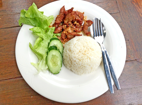 港漂驚問「點解港人食飯超愛用匙羹」？網民神分析：背後藏1大核心特徵一睇就知