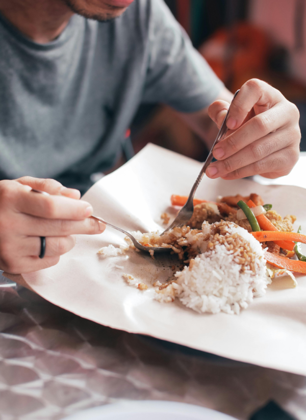 港漂驚問「點解港人食飯超愛用匙羹」?網民神分析:背後藏1大核心特徵一睇就知