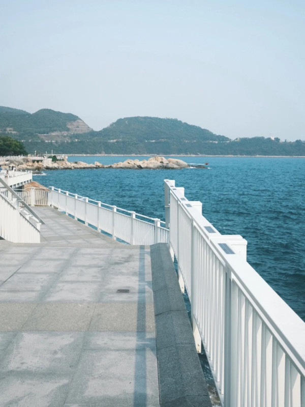 深圳鹽田區「小巴塞隆拿」海山公園免費入場！ 4大西班牙風打卡位：彩色波浪長椅、蠟筆小新同款大蜥蜴 
