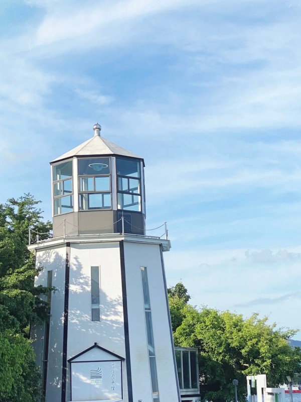 深圳鹽田區「小巴塞隆拿」海山公園免費入場！ 4大西班牙風打卡位：彩色波浪長椅、蠟筆小新同款大蜥蜴 