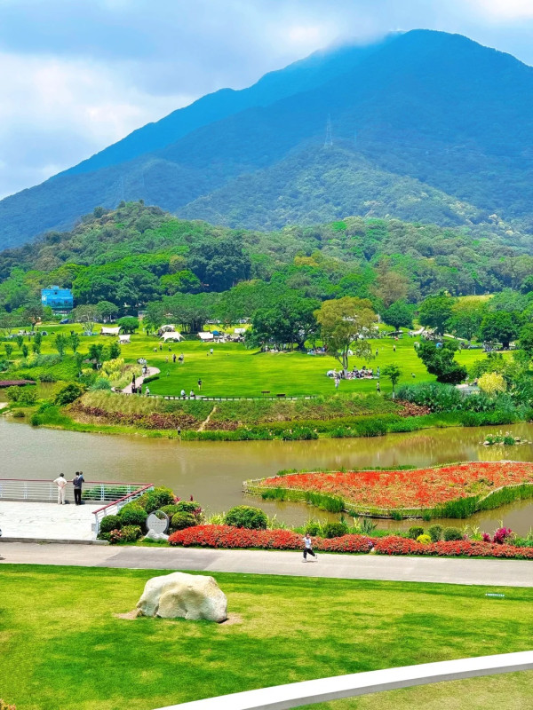 深圳鹽田區「小巴塞隆拿」海山公園免費入場！ 4大西班牙風打卡位：彩色波浪長椅、蠟筆小新同款大蜥蜴 