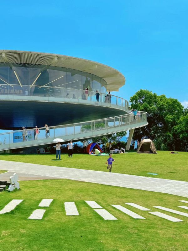 深圳鹽田區「小巴塞隆拿」海山公園免費入場！ 4大西班牙風打卡位：彩色波浪長椅、蠟筆小新同款大蜥蜴 