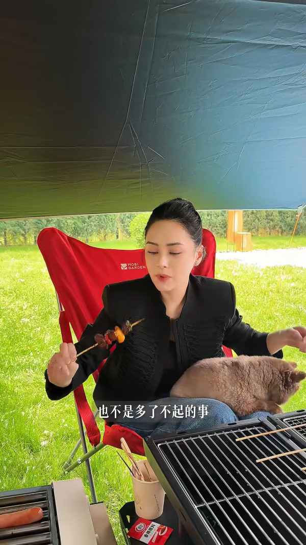 阿嬌激罕曝光奢華頂級豪宅內貌！花園草坪如自家森林 巨型院子未算最誇張
