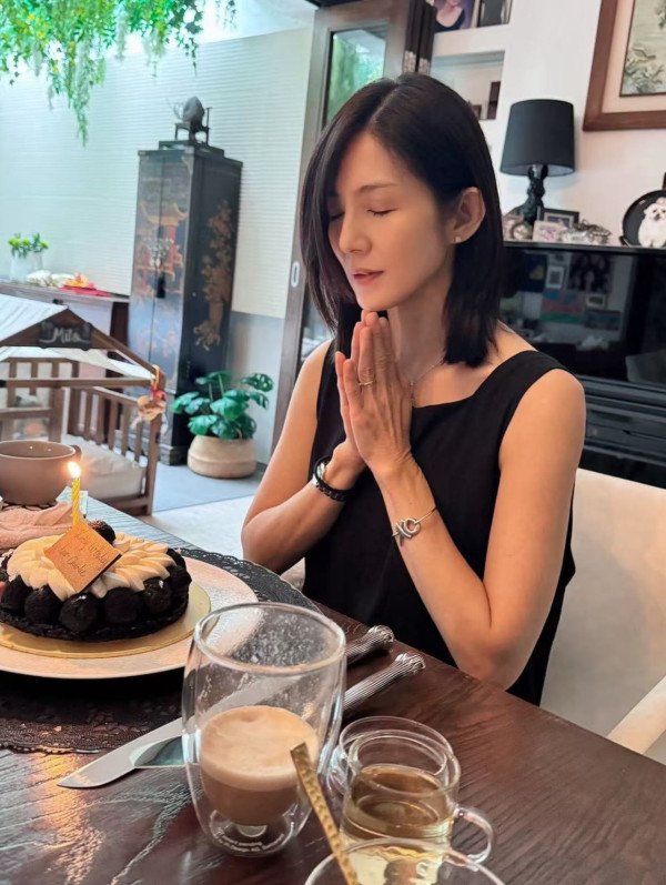 楊采妮52歲生日晒冰河級凍齡美貌！真實容貌曝光氣質驚艷網民：真正的玉女