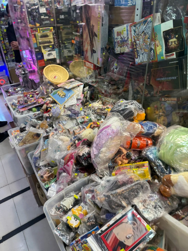 门面超不起眼！游客惊揭旺角“港版秋叶原”别有洞天：一箱箱绝版货！网友爆：3点前别去 附3大玩具寻宝点