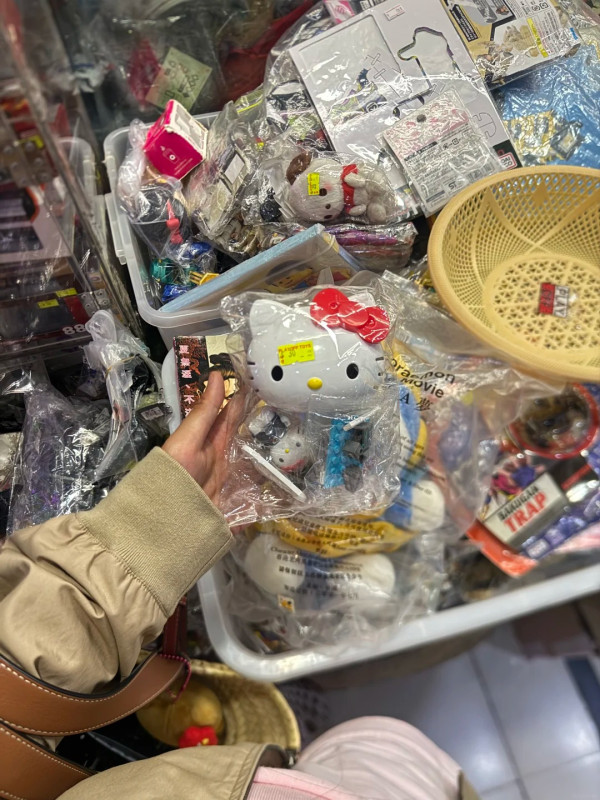 门面超不起眼！游客惊揭旺角“港版秋叶原”别有洞天：一箱箱绝版货！网友爆：3点前别去 附3大玩具寻宝点