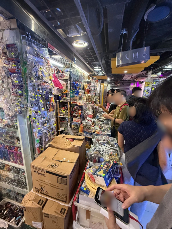 门面超不起眼!游客惊揭旺角“港版秋叶原”别有洞天:一箱箱绝版货!网友爆:3点前别去 附3大玩具寻宝点