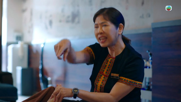 香港探秘地图︱丁子朗瞪眼O嘴做足底按摩被寸肾亏！喜剧细胞爆发曾模仿周星驰获好评