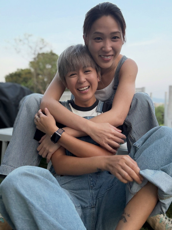 唐宁离婚9年IG惊爆公开“老婆”身份!突贴同性亲密照表白秀恩爱:一直爱你