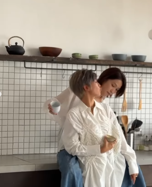 唐宁离婚9年IG惊爆公开“老婆”身份!突贴同性亲密照表白秀恩爱:一直爱你