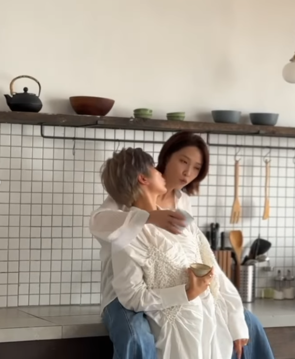 唐宁离婚9年IG惊爆公开“老婆”身份!突贴同性亲密照表白秀恩爱:一直爱你