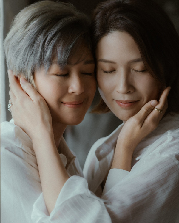 唐宁离婚9年IG惊爆公开“老婆”身份!突贴同性亲密照表白秀恩爱:一直爱你