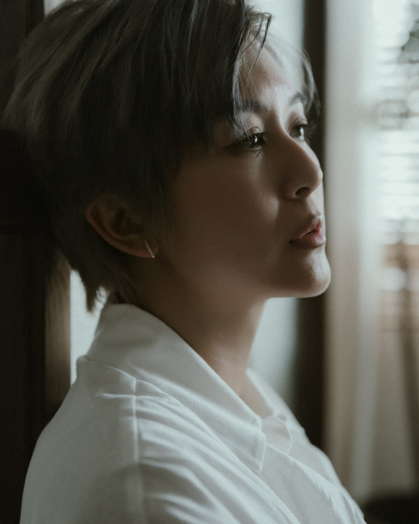 唐宁离婚9年IG惊爆公开“老婆”身份！突贴同性亲密照表白秀恩爱：一直爱你
