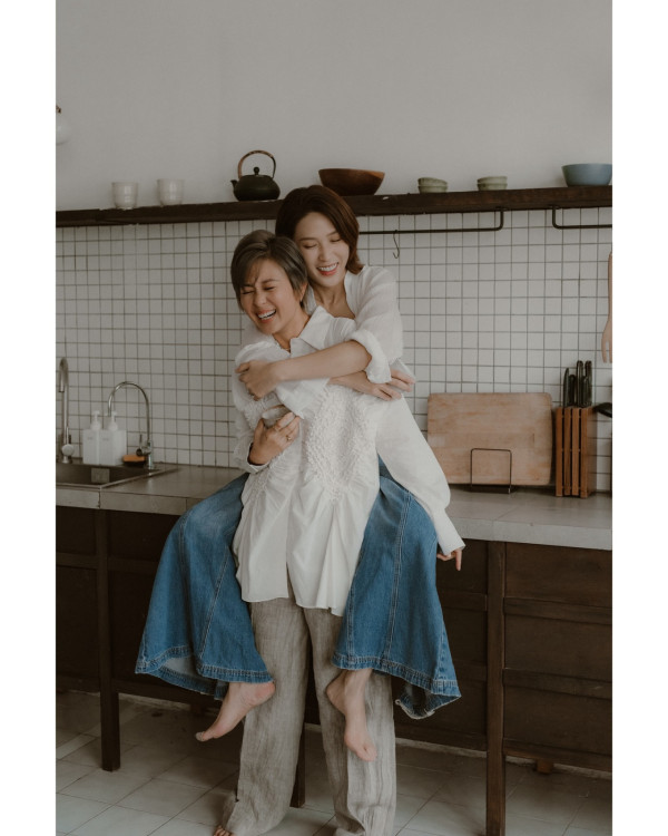 唐宁离婚9年IG惊爆公开“老婆”身份！突贴同性亲密照表白秀恩爱：一直爱你