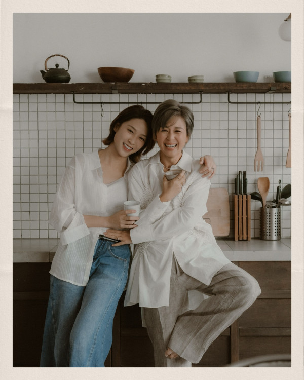 唐宁离婚9年IG惊爆公开“老婆”身份!突贴同性亲密照表白秀恩爱:一直爱你