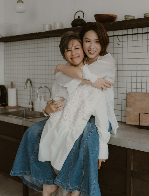 唐宁离婚9年IG惊爆公开“老婆”身份!突贴同性亲密照表白秀恩爱:一直爱你