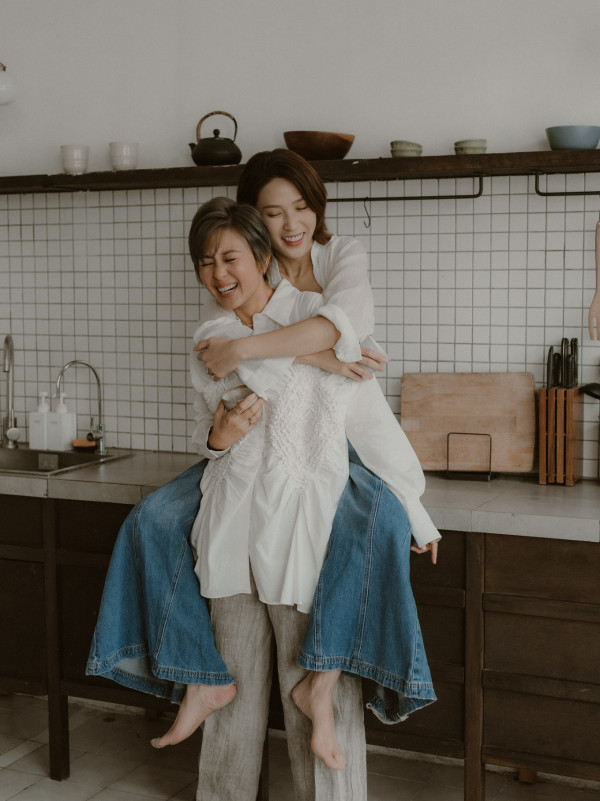 唐宁离婚9年IG惊爆公开“老婆”身份！突贴同性亲密照表白秀恩爱：一直爱你
