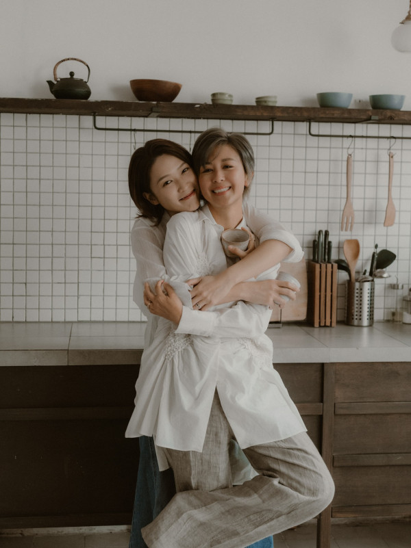 唐宁离婚9年IG惊爆公开“老婆”身份！突贴同性亲密照表白秀恩爱：一直爱你