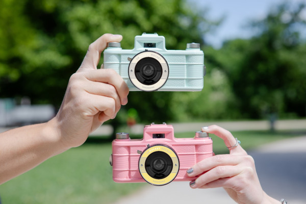 Lomography 復刻全景相機新色 Sprocket Rocket Strawberry Fusion & Mint Fusion 同步抵港