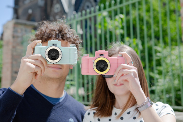 Lomography 復刻全景相機新色 Sprocket Rocket Strawberry Fusion & Mint Fusion 同步抵港