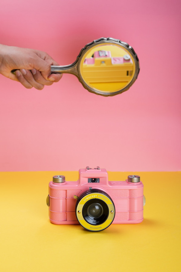 Lomography 復刻全景相機新色 Sprocket Rocket Strawberry Fusion & Mint Fusion 同步抵港