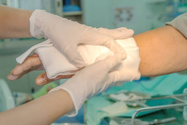 以為普通腰痛？57歲婦險癱瘓 開刀驚揭逾千條寄生蟲藏脊髓！醫生警告2大惡習