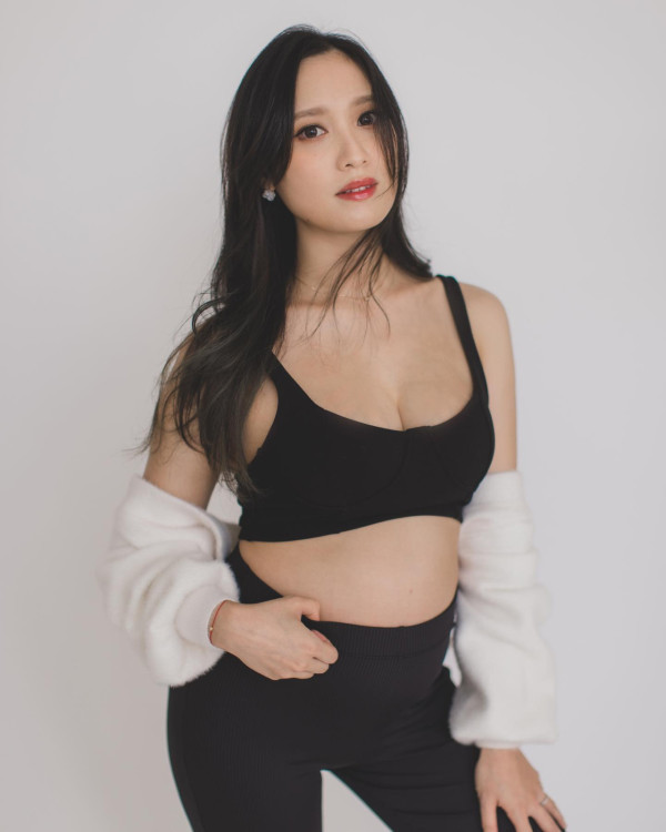 石修儿媳林佑蔚停车场性感热舞狂扭！动作猛烈险走光惹网友惊呼：真系望到