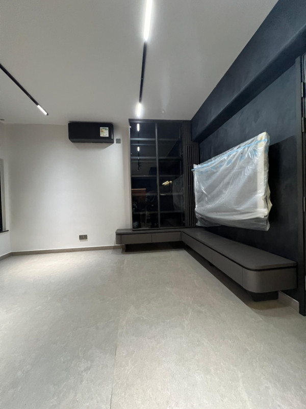 40万装修443呎公屋 开放式无房设计增加空间感 用黑色磁石板遮水管？！