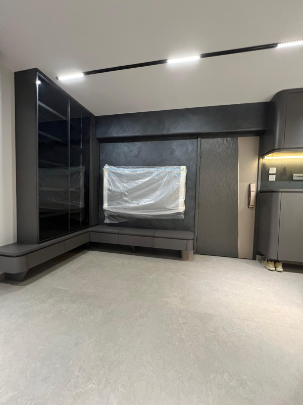 40万装修443呎公屋 开放式无房设计增加空间感 用黑色磁石板遮水管？！