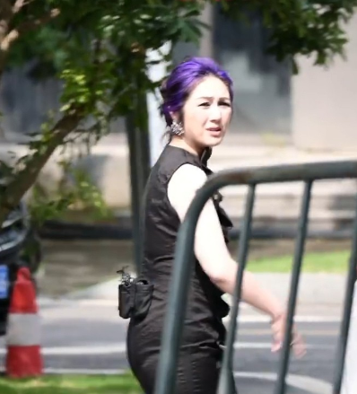 楊千嬅被偷拍即時反應揭最私下人品！一意外舉動表情惹網民討論︰又來了