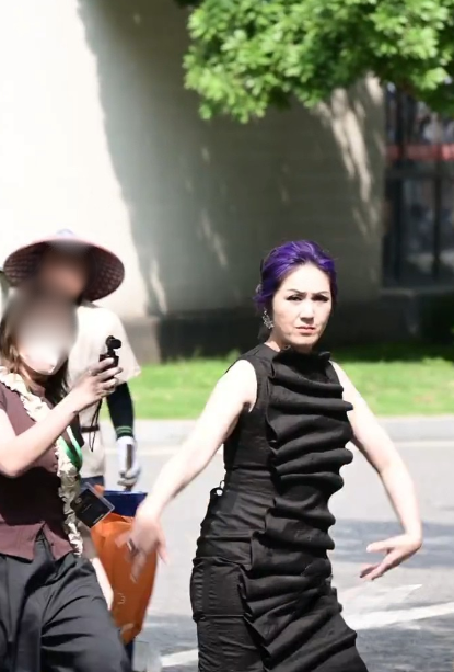 楊千嬅被偷拍即時反應揭最私下人品！一意外舉動表情惹網民討論︰又來了