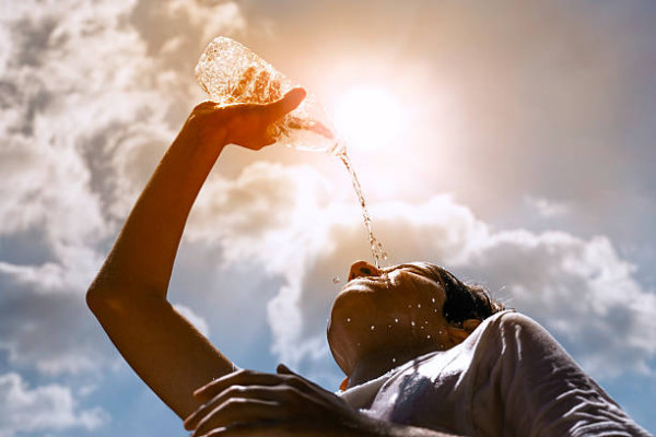 天文台:極端酷熱達37°C！專家教5招防中暑/熱衰竭+應對懶人包／附5消暑清熱湯水