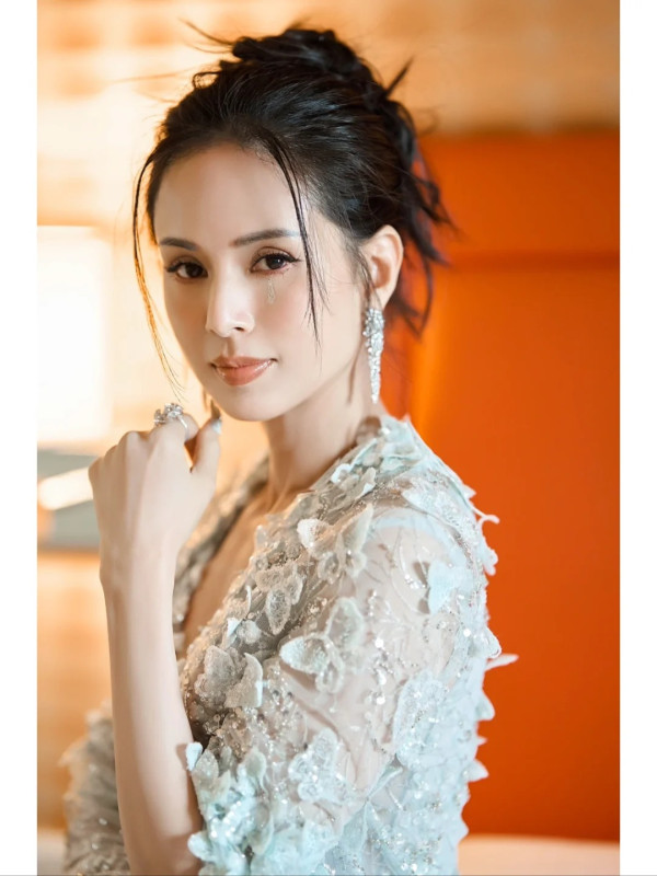 59岁李若彤零修图侧拍流出曝真实体态！视觉年龄震撼网友：29岁我都信！