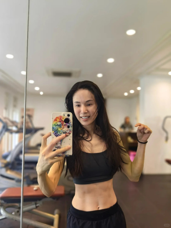 59岁李若彤零修图侧拍流出曝真实体态！视觉年龄震撼网友：29岁我都信！