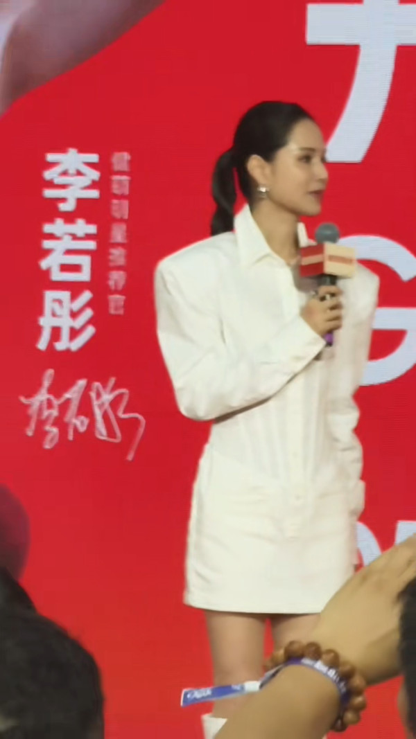 59岁李若彤零修图侧拍流出曝真实体态！视觉年龄震撼网友：29岁我都信！