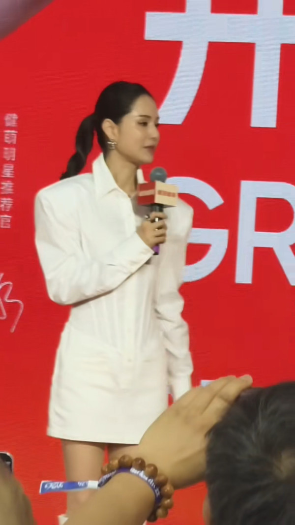 59岁李若彤零修图侧拍流出曝真实体态！视觉年龄震撼网友：29岁我都信！