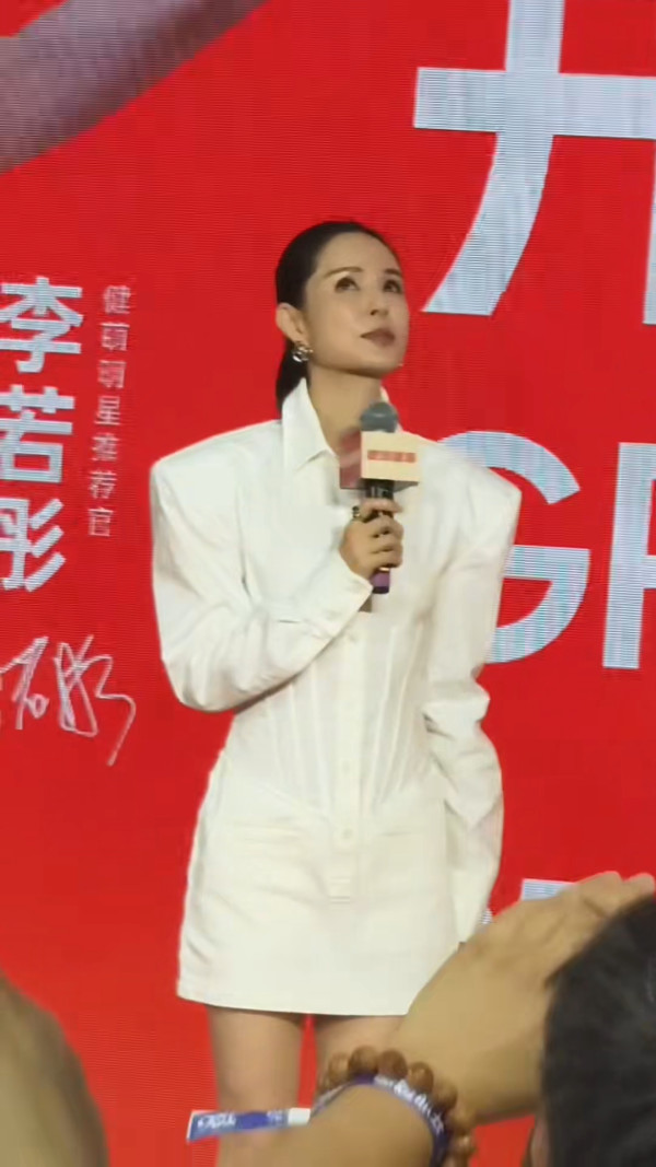 59岁李若彤零修图侧拍流出曝真实体态！视觉年龄震撼网友：29岁我都信！