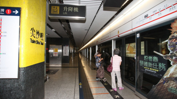文具佬「港鐵粗口明信片」爆紅 港人激讚：夠哂代表性。（圖片來源：HKET圖庫）