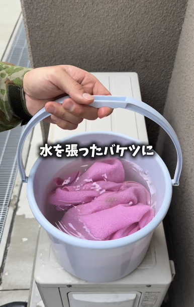 自衛隊介紹的方法相當簡單，只需在水桶內注滿水，再放入一條較長毛巾。圖片來源：日本自衛隊