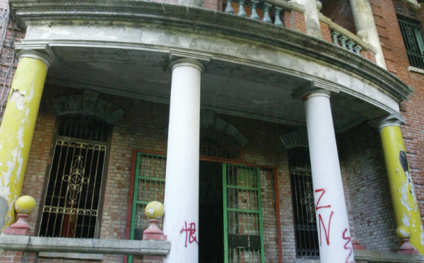 湾仔闹市惊现神秘红砖屋？百年旧建筑曾惊传集体“鬼上身”事件！网友：就算见到唔认得都一定听过