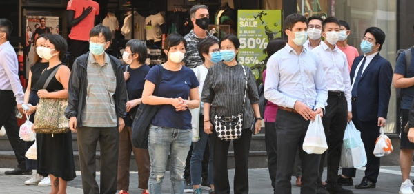 調查發現過半數香港打工仔寧減薪求快樂。（圖片來源︰HKET）